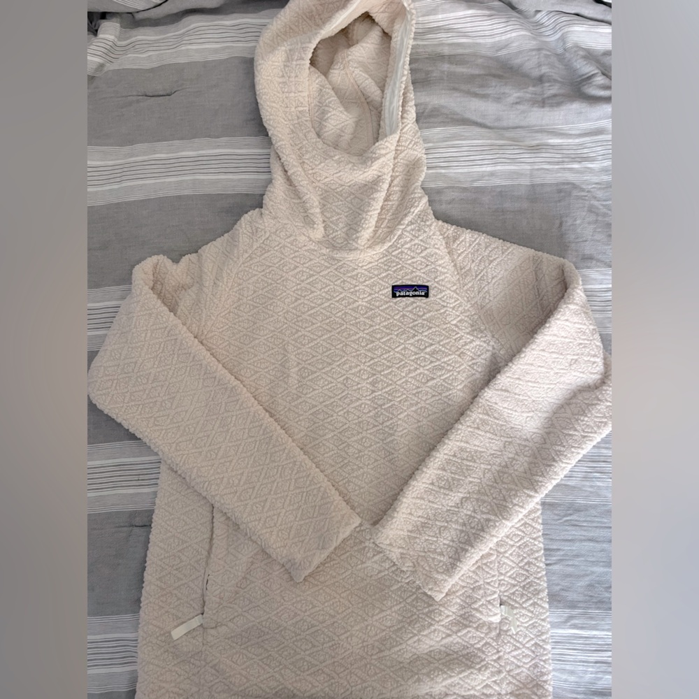 Pategonia womens size small. Beautiful cream/off white color 🤍